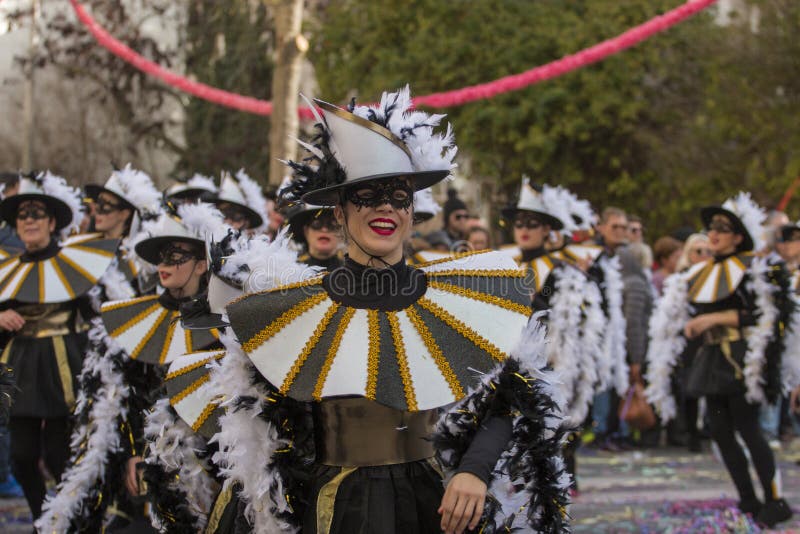 LOULE, ПОРТУГАЛИЯ - ФЕВРАЛЬ 2018: Красочный парад масленицы (Carnaval) стоковая фотография rf
