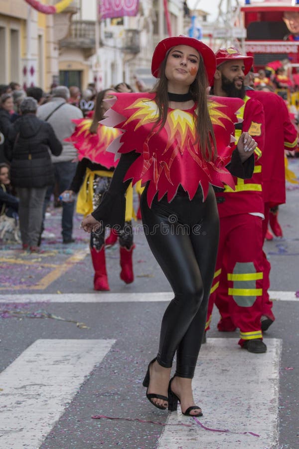 LOULE, ПОРТУГАЛИЯ - ФЕВРАЛЬ 2018: Красочный парад масленицы (Carnaval) стоковое фото
