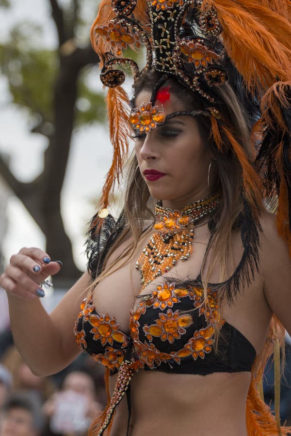 LOULE, ПОРТУГАЛИЯ - ФЕВРАЛЬ 2018: Красочный парад масленицы (Carnaval) стоковая фотография rf