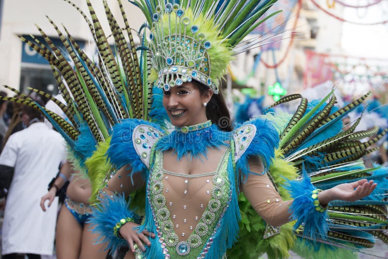 LOULE, ПОРТУГАЛИЯ - ФЕВРАЛЬ 2018: Красочный парад масленицы (Carnaval) стоковое изображение