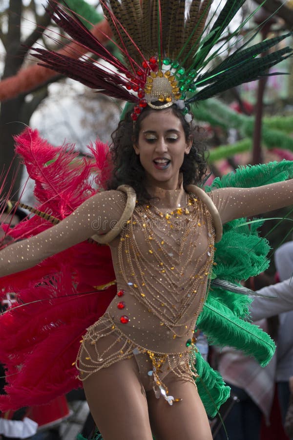 LOULE, ПОРТУГАЛИЯ - ФЕВРАЛЬ 2018: Красочный парад масленицы (Carnaval) стоковая фотография