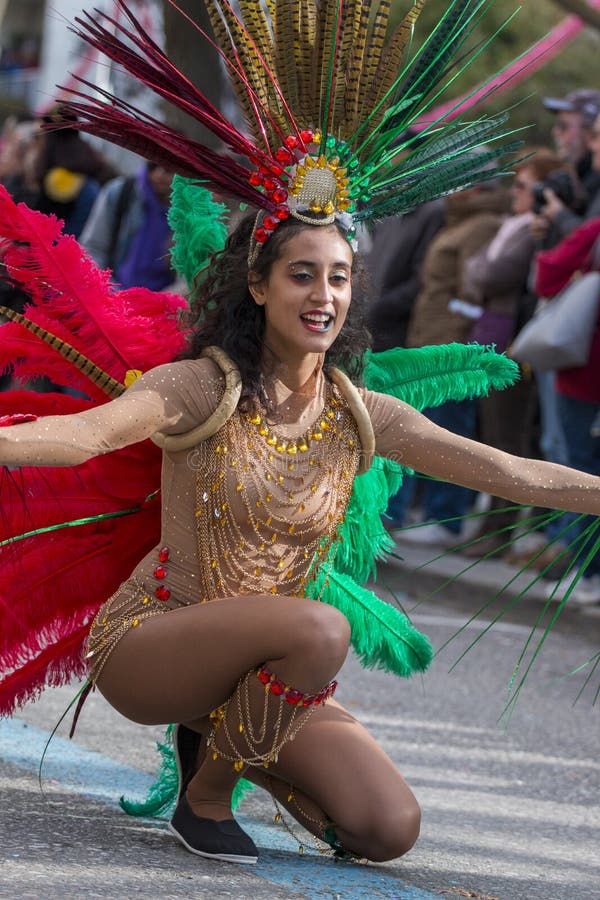 LOULE, ПОРТУГАЛИЯ - ФЕВРАЛЬ 2018: Красочный парад масленицы (Carnaval) стоковое фото rf