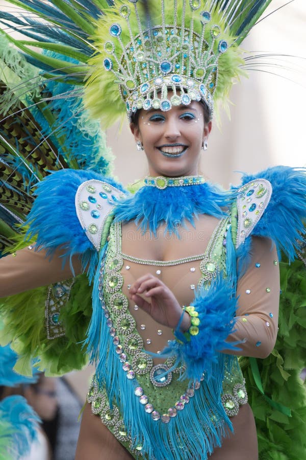 LOULE, ПОРТУГАЛИЯ - ФЕВРАЛЬ 2018: Красочный парад масленицы (Carnaval) стоковое фото rf