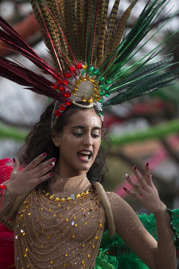 LOULE, ПОРТУГАЛИЯ - ФЕВРАЛЬ 2018: Красочный парад масленицы (Carnaval) стоковое изображение rf
