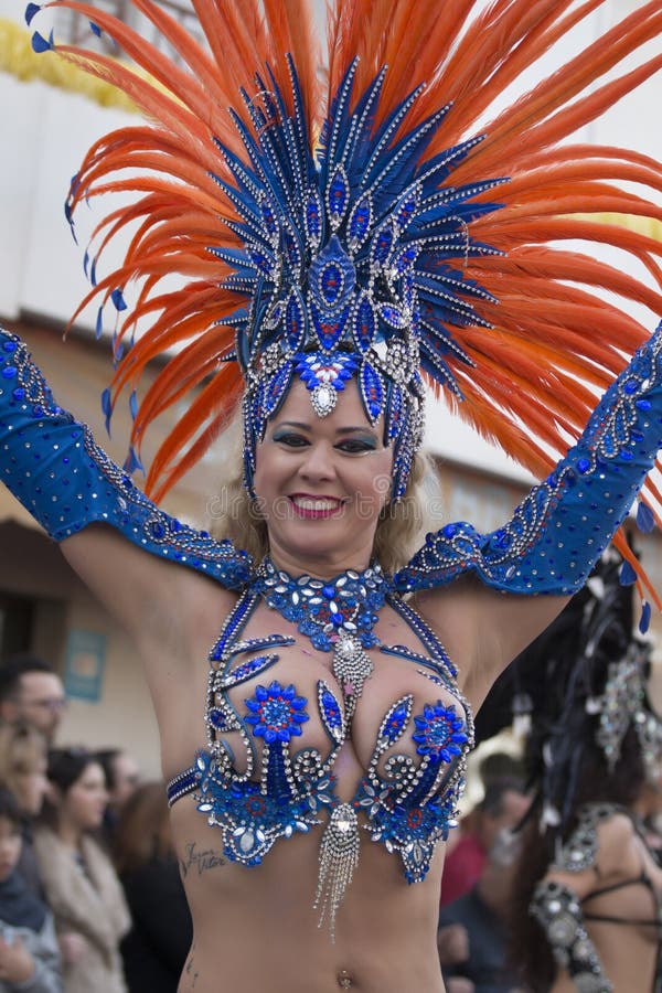 LOULE, ПОРТУГАЛИЯ - ФЕВРАЛЬ 2018: Красочный парад масленицы (Carnaval) стоковое фото rf
