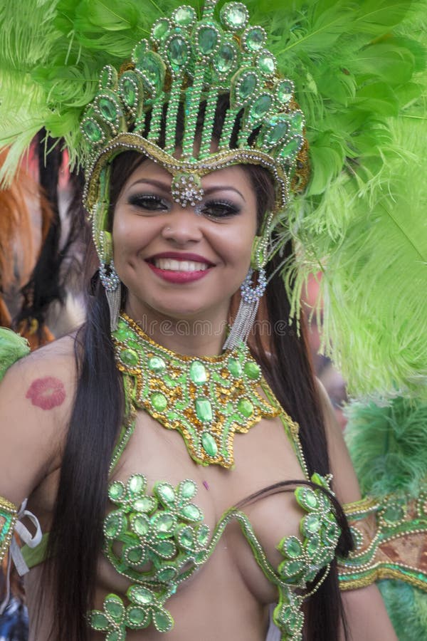 LOULE, ПОРТУГАЛИЯ - ФЕВРАЛЬ 2018: Красочный парад масленицы (Carnaval) стоковое фото rf