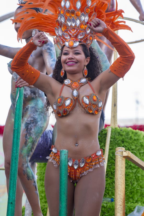 LOULE, ПОРТУГАЛИЯ - ФЕВРАЛЬ 2018: Красочный парад масленицы (Carnaval) стоковое изображение rf
