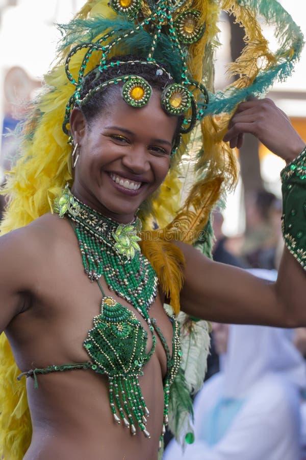 LOULE, ПОРТУГАЛИЯ - ФЕВРАЛЬ 2018: Красочный парад масленицы (Carnaval) стоковое изображение rf