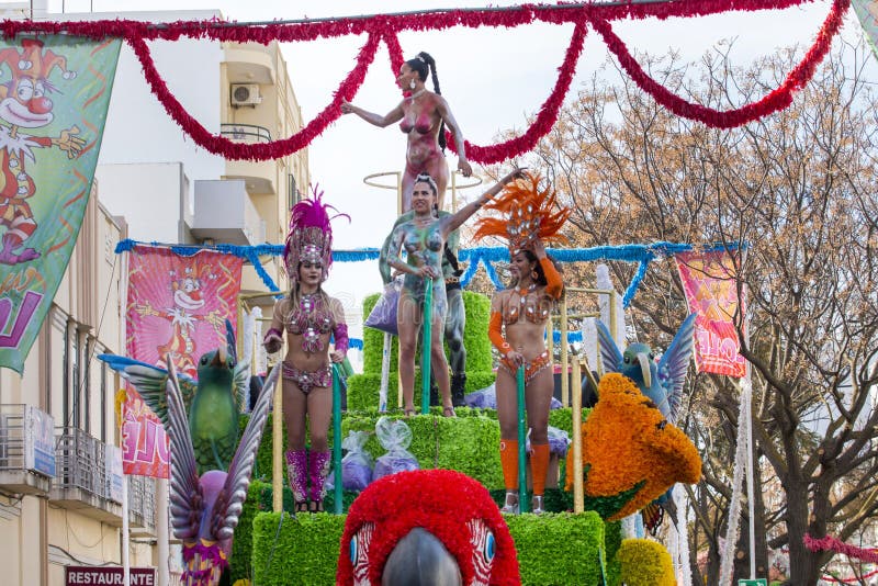 LOULE, ПОРТУГАЛИЯ - ФЕВРАЛЬ 2018: Красочный парад масленицы (Carnaval) стоковая фотография
