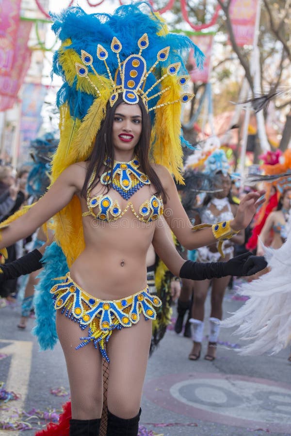 LOULE, ПОРТУГАЛИЯ - ФЕВРАЛЬ 2018: Красочный парад масленицы (Carnaval) стоковое фото