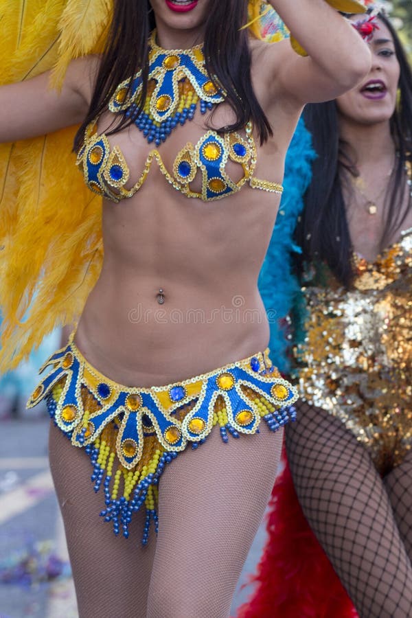 LOULE, ПОРТУГАЛИЯ - ФЕВРАЛЬ 2018: Красочный парад масленицы (Carnaval) стоковые изображения rf