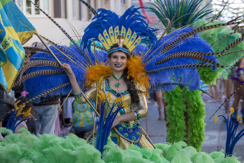LOULE, ПОРТУГАЛИЯ - ФЕВРАЛЬ 2018: Красочный парад масленицы (Carnaval) стоковые фото