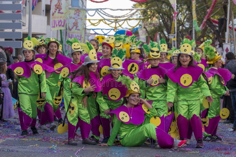 LOULE, ПОРТУГАЛИЯ - ФЕВРАЛЬ 2018: Красочный парад масленицы (Carnaval) стоковые фотографии rf