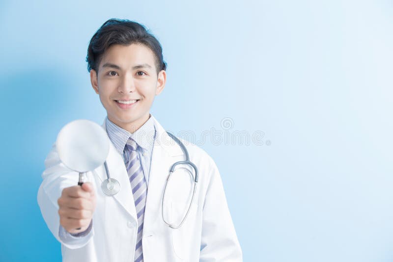 Loupe masculine de prise de docteur photos libres de droits Loupe masculine de prise de docteur photos libres de droits