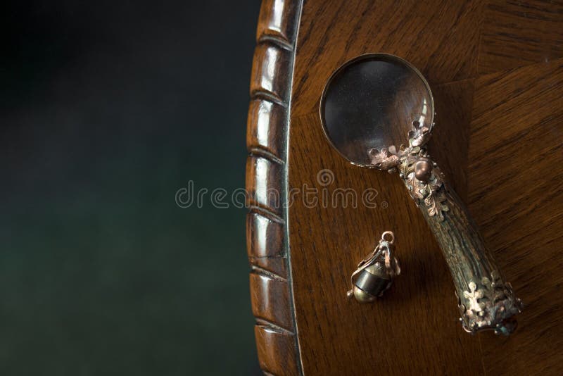 Loupeclose-up, uitstekende meer magnifier met de hand gemaakt op donkere houten lijstachtergrond, concept onderzoek, onderzoek, p royalty-vrije stock foto's Loupeclose-up, uitstekende meer magnifier met de hand gemaakt op donkere houten lijstachtergrond, concept onderzoek, onderzoek, p royalty-vrije stock foto's