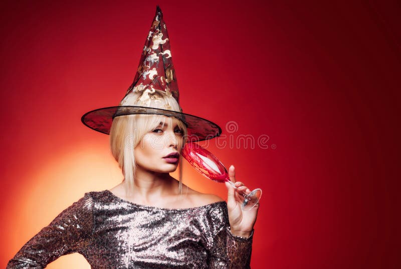 Feche O Retrato Do Halloween De Um Casal Engraçado Casal De Halloween Linda  Mulher Surpreendida Com Chapéu De Bruxa E Fantasia - Foto de Stock - Imagem  de isolado, pares: 161146344