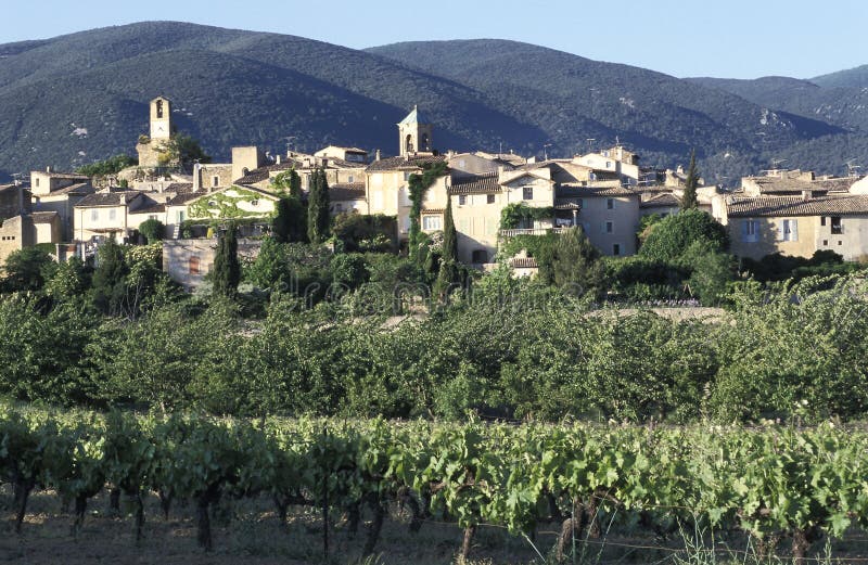 Lourmarin, un pequeño pueblo típico de Provence, Francia meridional imagenes de archivo Lourmarin, un pequeño pueblo típico de Provence, Francia meridional imagenes de archivo