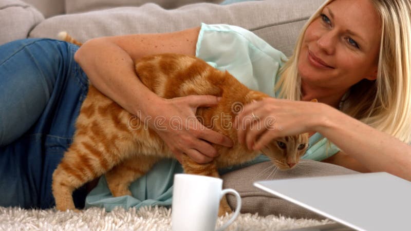 Louro feliz com seu gato video estoque