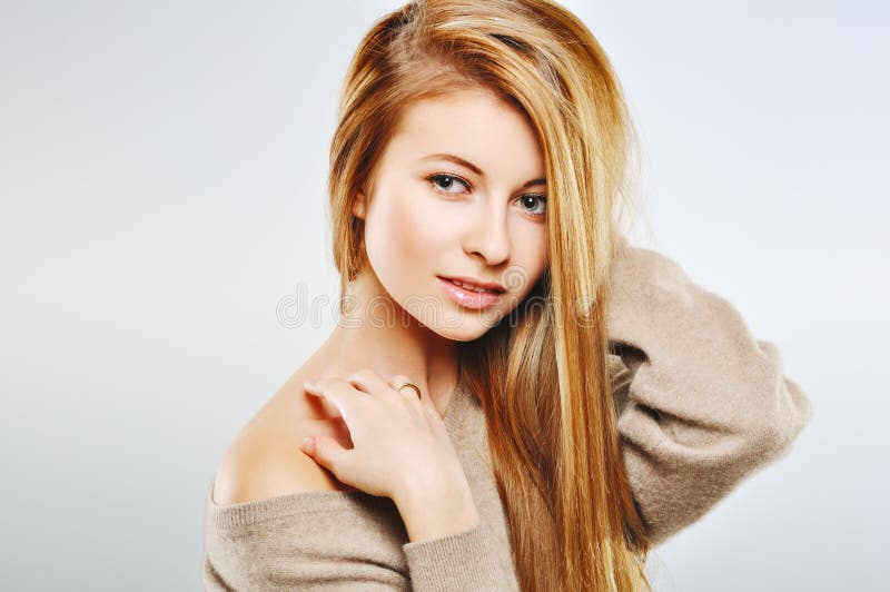 Louro feliz da mulher sensual Menina isolada no fundo cinzento Close up fresco da pele de Prfect fotos de stock Louro feliz da mulher sensual Menina isolada no fundo cinzento Close up fresco da pele de Prfect fotos de stock