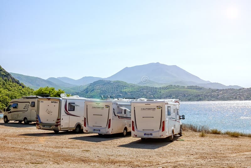 04/09/2018 - Loutraki/Grecia: Resto sulla spiaggia, nelle case sulle ruote Lago sea di Vuligmeni fotografie stock 04/09/2018 - Loutraki/Grecia: Resto sulla spiaggia, nelle case sulle ruote Lago sea di Vuligmeni fotografie stock