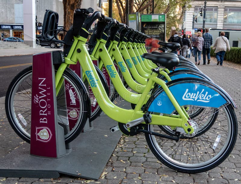 LouVelo va à vélo pour le loyer image libre de droits LouVelo va à vélo pour le loyer image libre de droits