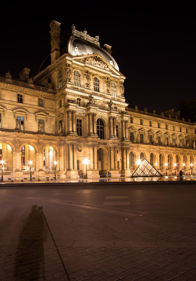 Louvre de Musee en París por noche imagen de archivo Louvre de Musee en París por noche imagen de archivo