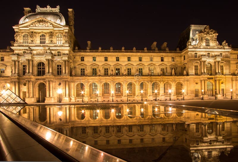 Louvre de Musee en París por noche foto de archivo libre de regalías Louvre de Musee en París por noche foto de archivo libre de regalías