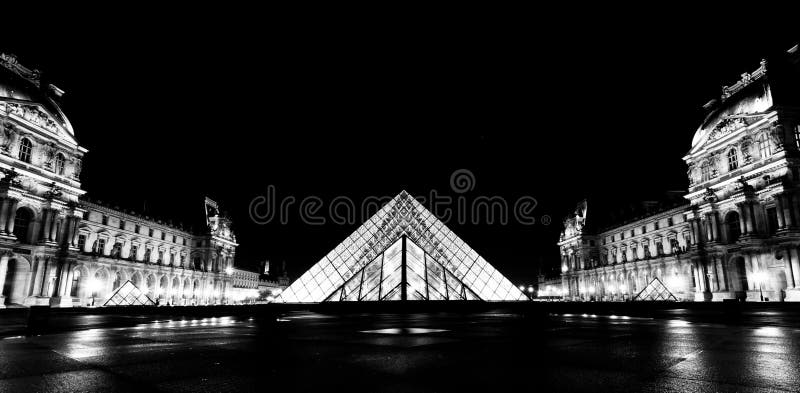 Louvre di Musee a Parigi di notte immagine stock libera da diritti Louvre di Musee a Parigi di notte immagine stock libera da diritti