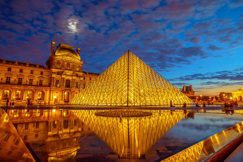 Louvre-Glas-Pyramide stockfotografie Louvre-Glas-Pyramide stockfotografie