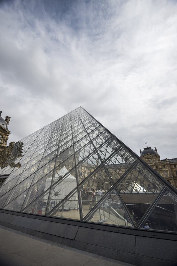 The Louis Vuitton Foundation building reflecting on the water in front of  it, Paris, France Stock Photo - Alamy