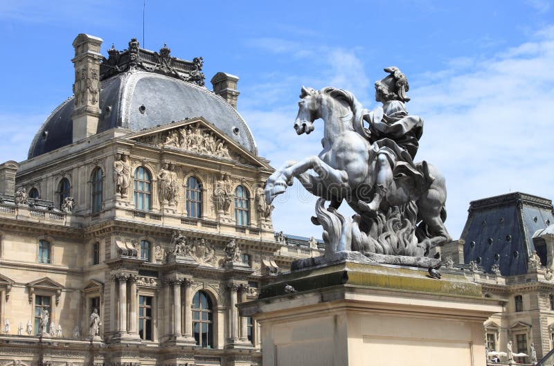 Louvre muzeum i ludwik xiv Equestrian statua fotografia royalty free