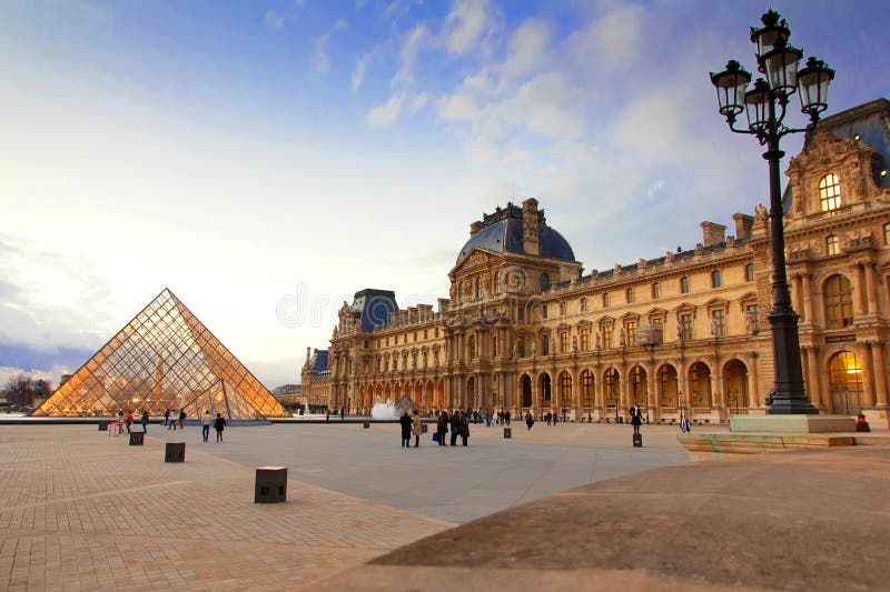 Louvre muzeum Paryż