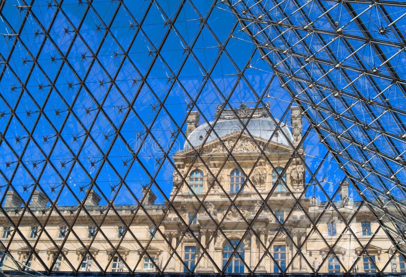 Louvre på ett raster i Paris, Frankrike arkivfoto Louvre på ett raster i Paris, Frankrike arkivfoto