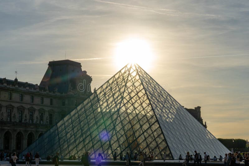 Louvre que construye la pirámide en París Francia imagen de archivo libre de regalías Louvre que construye la pirámide en París Francia imagen de archivo libre de regalías
