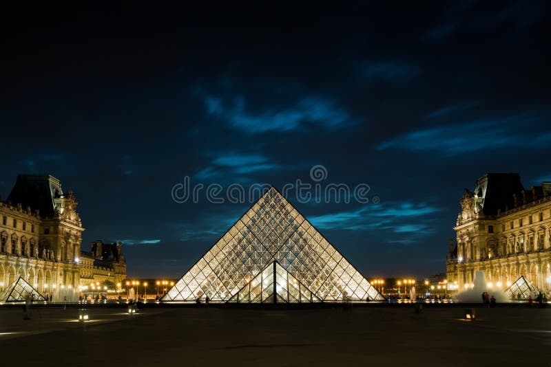 Louvre z słynnym szklanym ostrosłupem przy nocą, Paryż fotografia royalty free Louvre z słynnym szklanym ostrosłupem przy nocą, Paryż fotografia royalty free