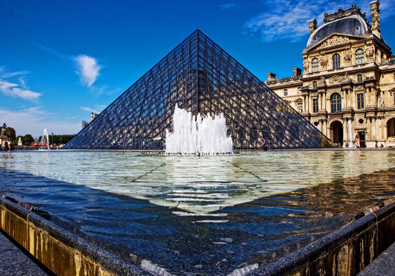 LouvrePyramid Pyramide du Louvre vinkel, paris arkivbilder LouvrePyramid Pyramide du Louvre vinkel, paris arkivbilder