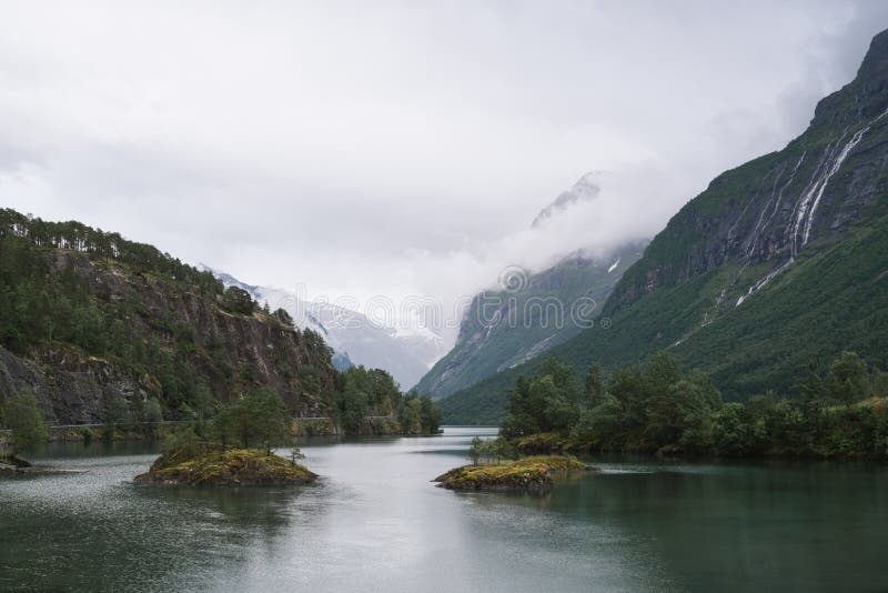 Lovatnet sjö i den Lodal dalen, Norge royaltyfri bild Lovatnet sjö i den Lodal dalen, Norge royaltyfri bild