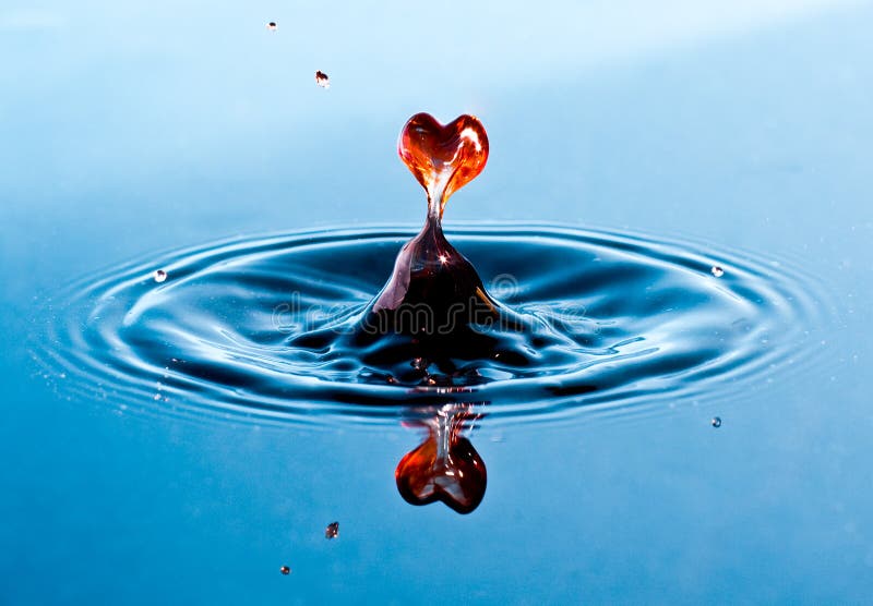 Goccia di acqua a forma di cuore in senso figurato, simbolo di amore.