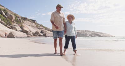 Femme Et Mari Couple Heureux En Vacances Au Bord De La Merbelle