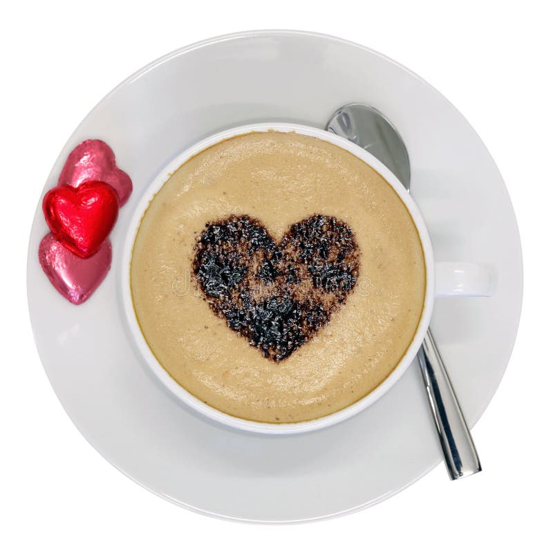 Tasse aus kaffee herz der liebe besprühen auf der herz geformt Pralinen auf der Seite, isoliert auf weißem hintergrund beschneidungspfad.