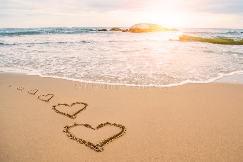 Cuore amore romantico in spiaggia al tramonto.