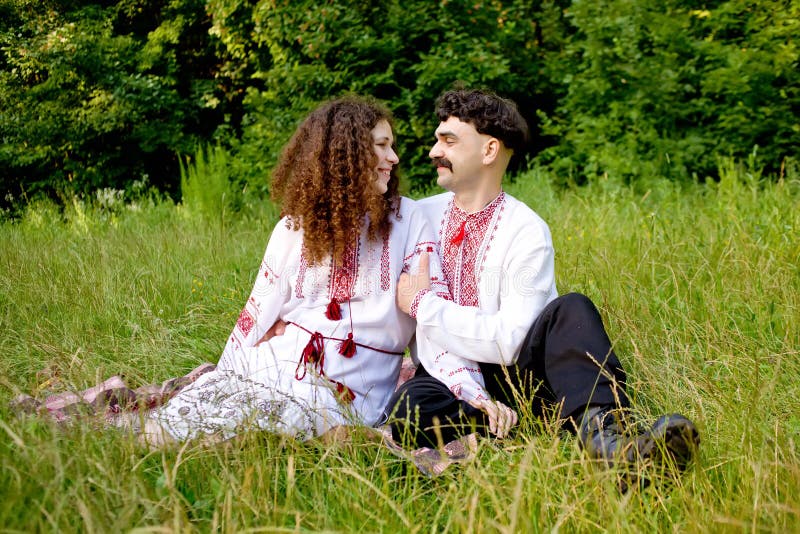 https://thumbs.dreamstime.com/b/lovely-couple-ukrainian-national-costume-23985535.jpg
