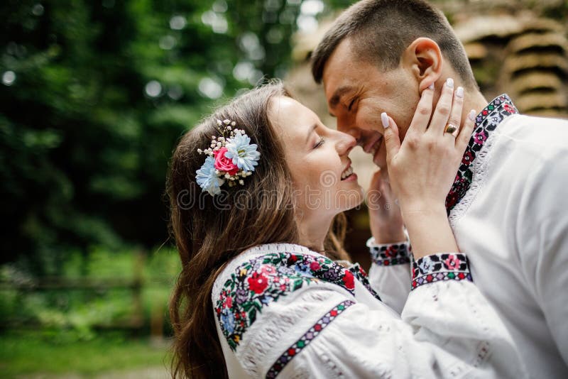 Krásná nevěsta a ženich v ukrajinském stylu stojí w