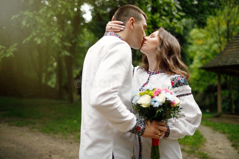 Krásna nevesta a ženích v ukrajinskom štýle stoja w