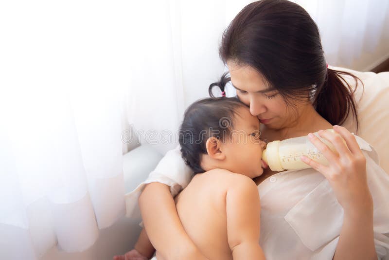 Sleeping drinking mom. Грудное вскармливание в Японии. Старший сестра Breastfeeding. Азиатская мама кормит грудью. Мама китаянки грудное молоко.
