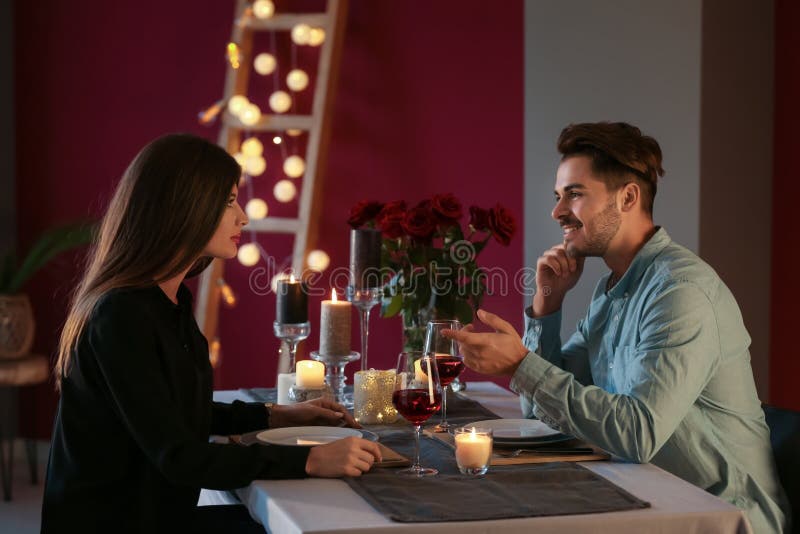 влюбленная пара за столом