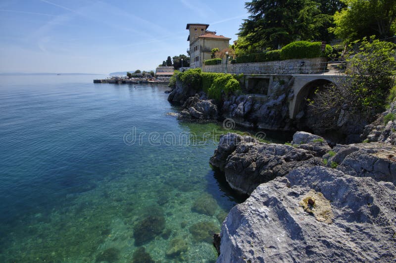 Lovran se sitúa en la costa occidental de la bahía de Kvarner, Croacia fotos de archivo Lovran se sitúa en la costa occidental de la bahía de Kvarner, Croacia fotos de archivo