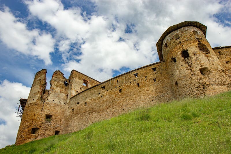 Nízky uhol majestátneho hradu Zborov týčiaci sa na zvlnenom kopci na východnom Slovensku