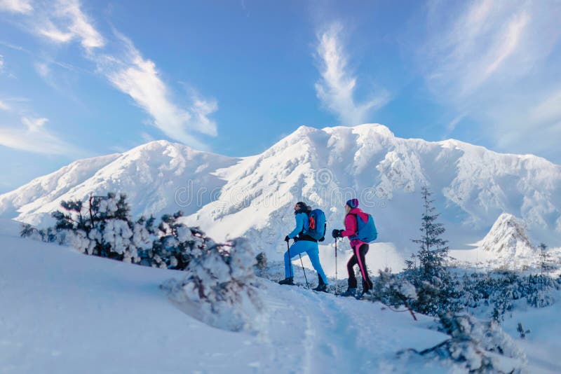 Nízky uhol pohľadu na lyžiarsku turistiku páru v horách.