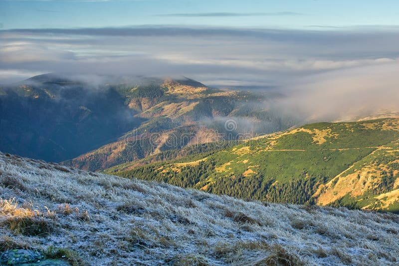 Hřeben Nízkých Tater pod mlhou na podzim, pohled z hory Skalka